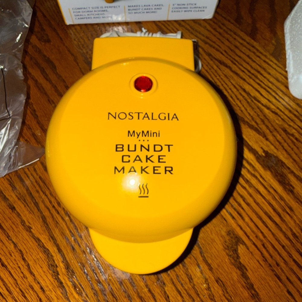 Nostalgia MyMini Lava & Bundt Cake Maker - Bright Yellow - Picture 7 of 7